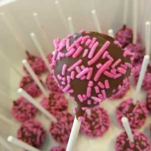Chocolate Covered Strawberry Cake Pops