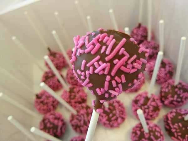 Chocolate Covered Strawberry Cake Pops