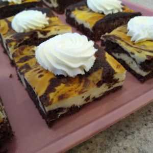 Keto Cheesecake Swirl Brownies