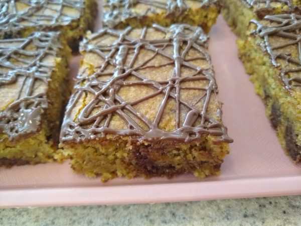 Keto Caramel Chocolate Chip Blondies